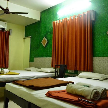 Hotel Madhava شيردي المظهر الخارجي الصورة